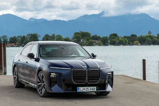 Limuzína setřásla kontroverze, formu má ve stylu Neue Klasse. Za volantem modernizovaného BMW řady 7 - Novinky